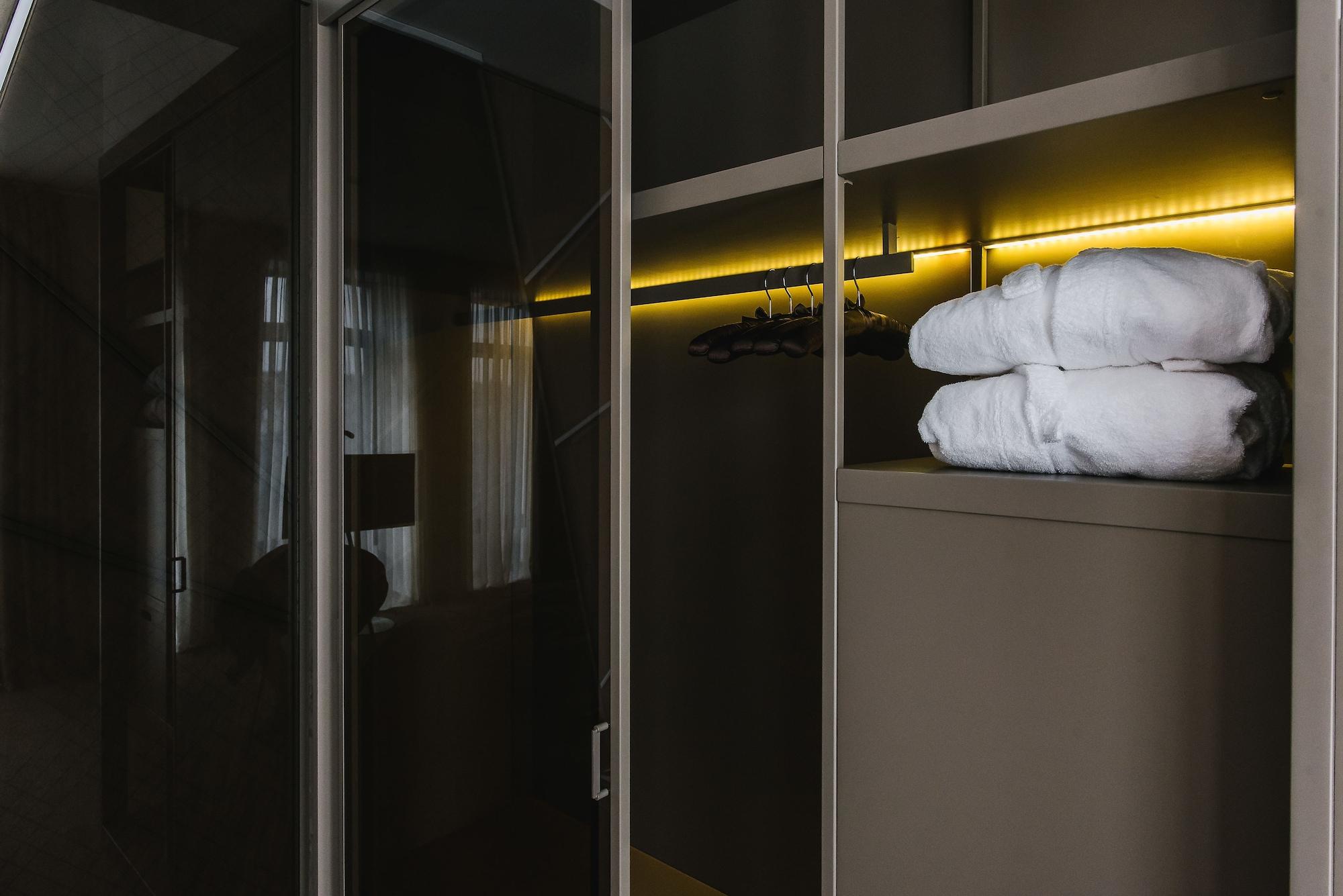 Noble Boutique Hotel Lutsʼk Eksteriør billede